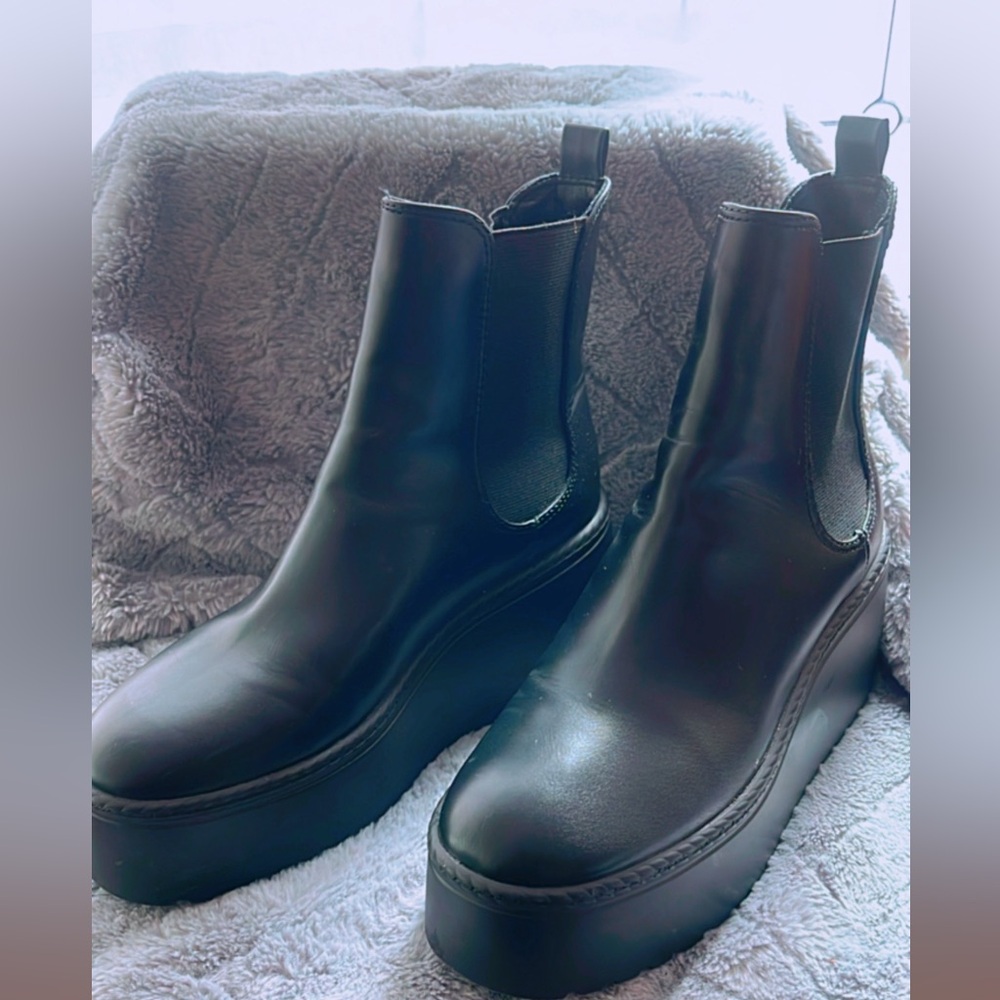 Women’s Nine West size 8.5 platform Chelsea boots.